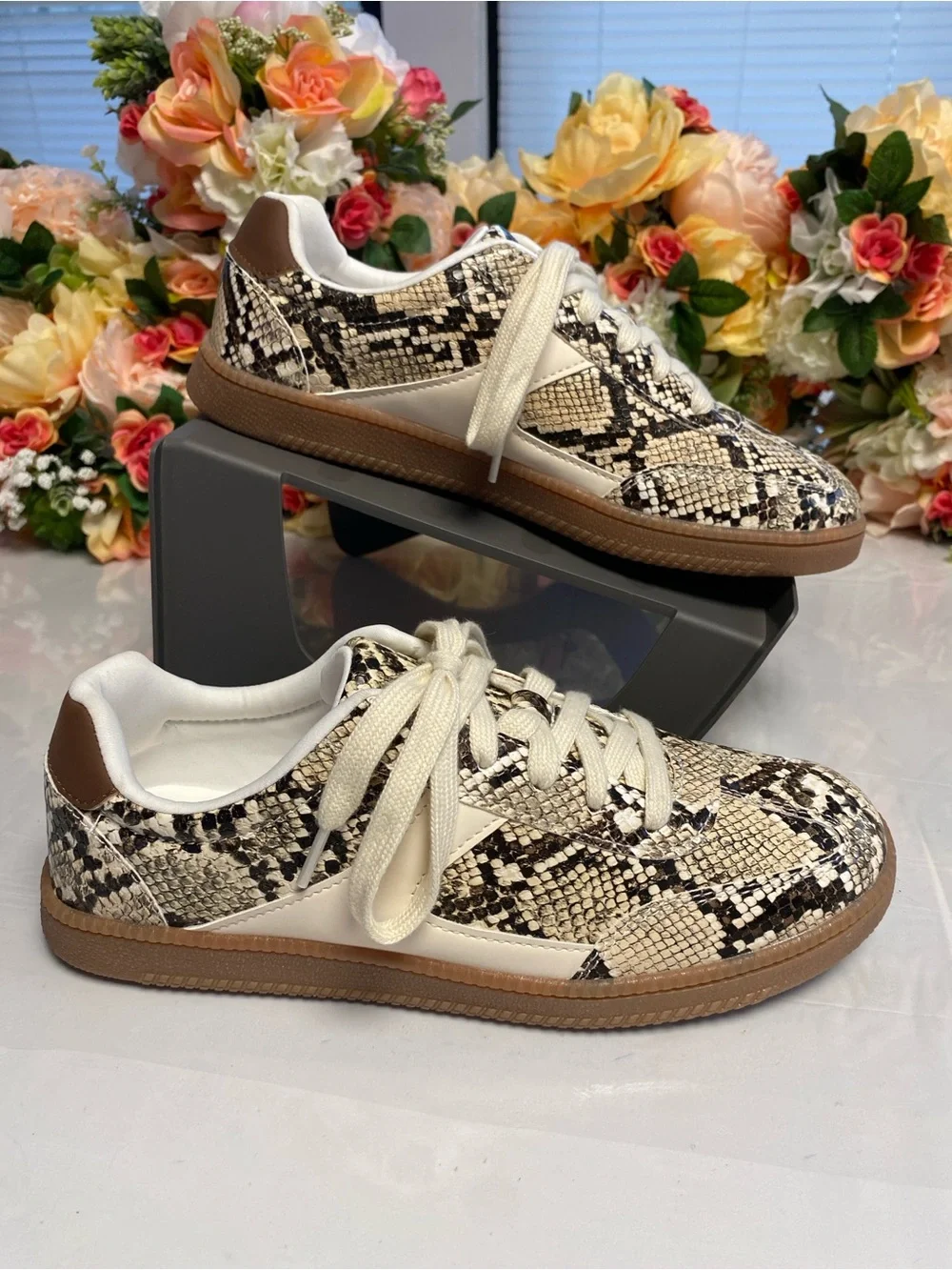 No Boundaries Snake Print Lace-Up Sneakers Size 8.5 Cream Brown